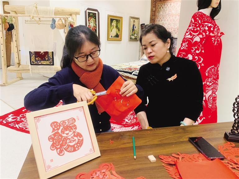 兰州剪纸——艺人凭心中构图徒手剪纸，题材围绕黄河水车、丝路驼队等西北特色