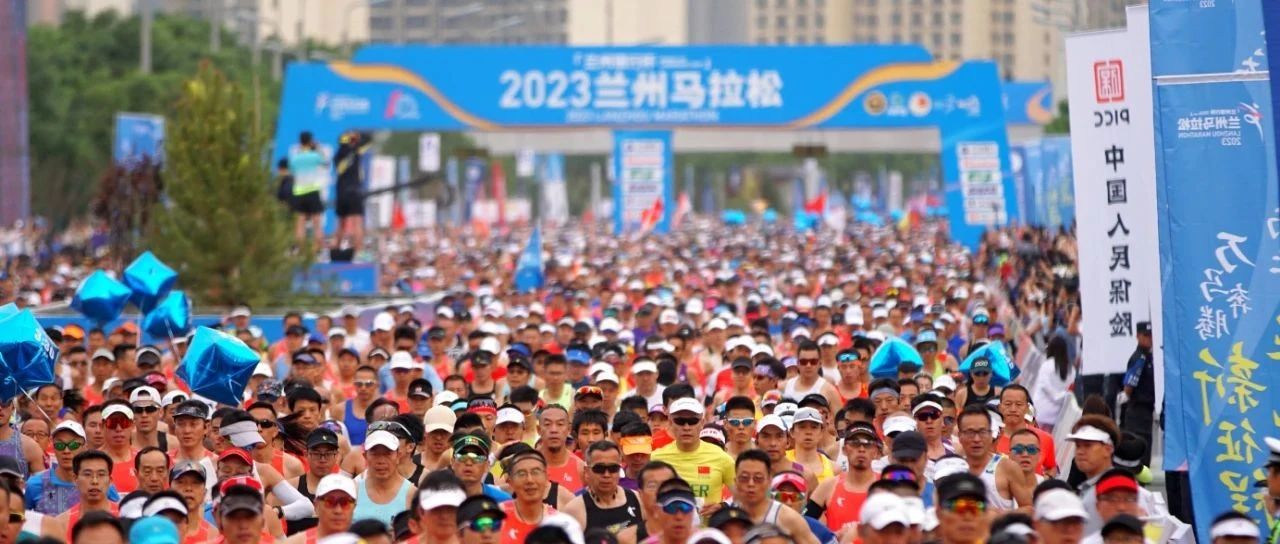 兰州国际马拉松赛，数万跑者沿黄河风情线奔跑，场面壮观