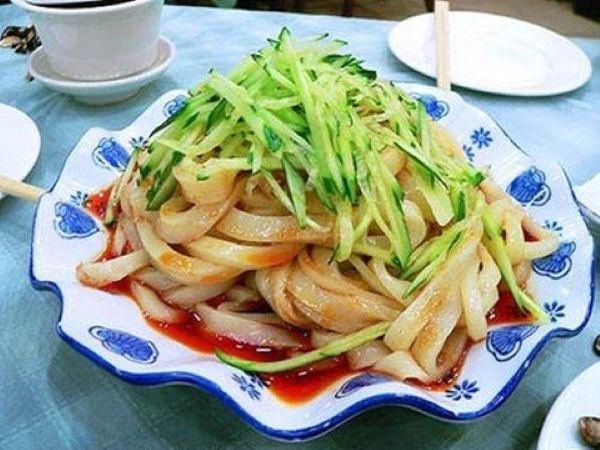 兰州酿皮子，一盘切好的凉皮配上红油、芝麻酱、黄瓜丝等调料，色泽鲜艳诱人