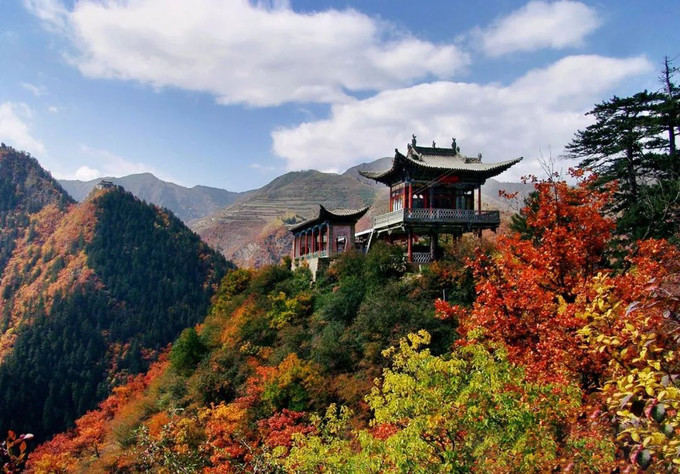 兴隆山国家级自然保护区，层林尽染的秋色山林，古寺隐现于红叶黄叶之间，山势雄伟景色如画