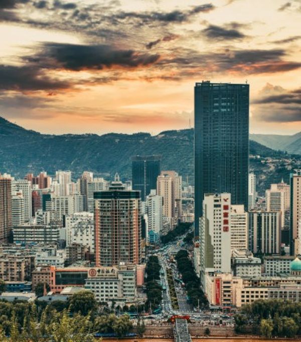 兰州现代化城市天际线，高楼大厦在蓝天下鳞次栉比，展示西北重镇的都市风貌