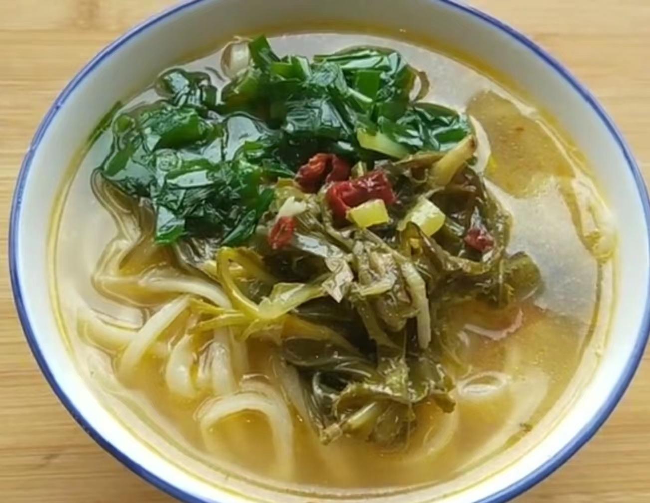 兰州浆水面，一碗清爽的浆水汤面，配以韭菜、芹菜等小菜，汤色微白透亮，夏日消暑首选