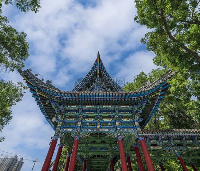 白塔山山顶白塔与远处兰州城市层叠景观，古塔与现代建筑同框，展示古今交融
